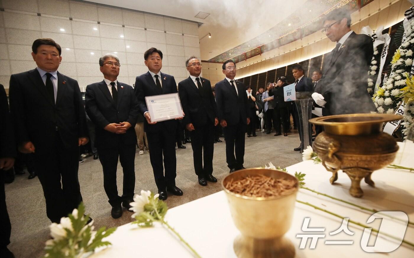 18일 오후 제주시 봉개동 제주4·3평화공원 위패봉안실에서 4·3영령들에게 4·3기록물이 세계기록유산에 등재됐음을 알리는 봉헌식이 진행되고 있다. 2025.7.18/뉴스1 ⓒ News1 오현지 기자