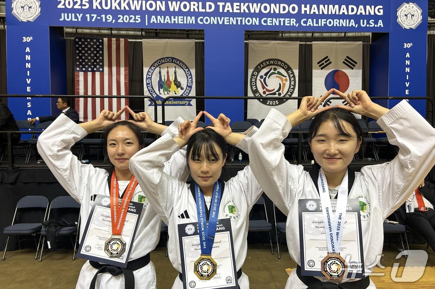미국 로스엔젤레스 애너하임 컨벤션센터에서 열린 세계태권도한마당에서 개인전 공인 품새 부문에서 1·2·3위를 차지한 동명대 K-Sports태권도학과 새내기 학생들. (동명대 제공. 재판매 및 DB 금지)