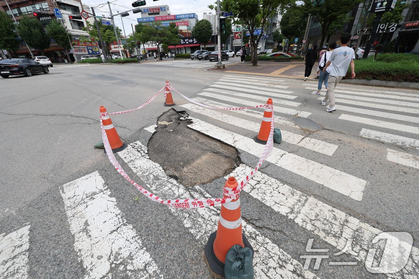 전날 내린 기록적인 폭우로 18일 광주 북구 용봉동 북구청 사거리 일대 도로가 깨져 통제되고 있다. 2025.7.18/뉴스1 ⓒ News1 박지현 기자