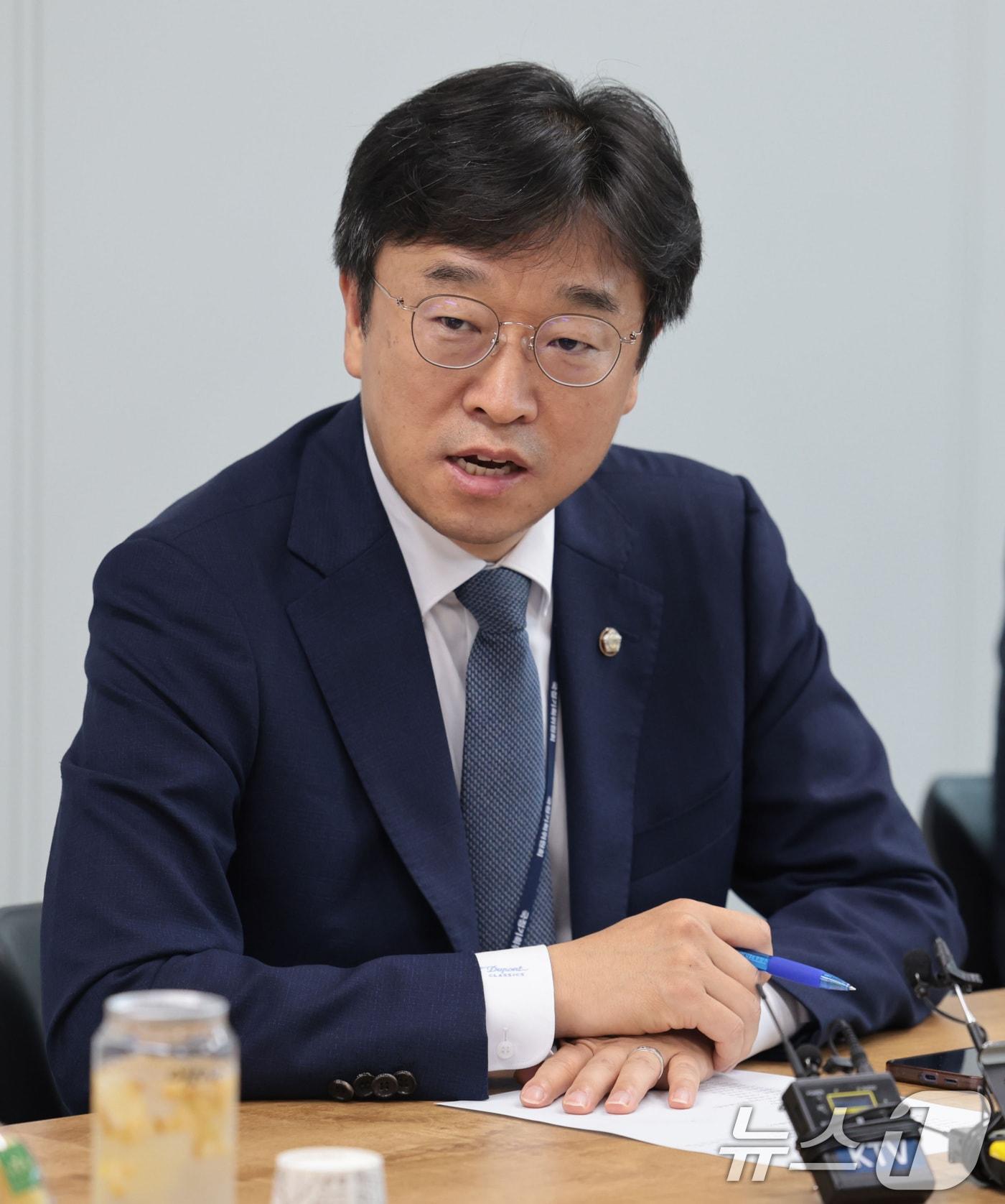 본문 이미지 - 국정기획위원회 기획위원인 이용우 더불어민주당 의원이 이 18일 서울 종로구 정부서울청사 창성동 별관에서 열린 지난 정부 노동정책 희생 유족 간담회에서 모두발언을 하고 있다. (공동취재) 2025.7.18/뉴스1 ⓒ News1 김성진 기자