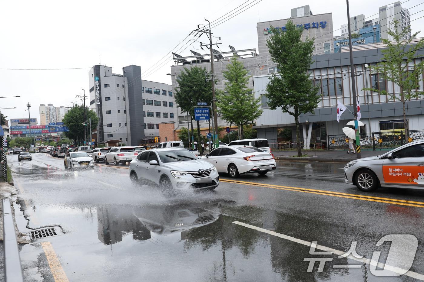 호우주의보에 내려진 18일 광주 북구 용봉동 북구청 사거리가 일대에 빗물 고인 도로를 자동차가 지나다니고 있다. 2025.7.18/뉴스1 ⓒ News1 박지현 기자