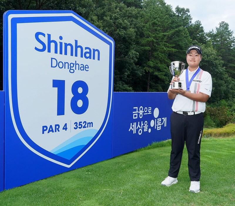 본문 이미지 - 신한동해 남자아마추어골프선수권대회에서 2연속 정상에 오른 유민혁. (KGA 제공)