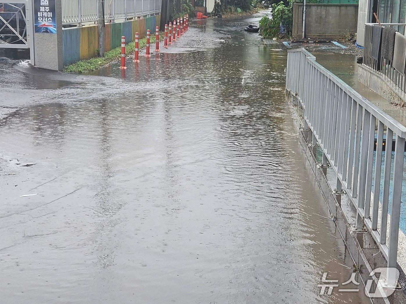 본문 이미지 - 18일 오후 제주시 화북1동 한 도로가 침수된 모습.(제주도소방안전본부 제공. 재판매 및 DB 금지)