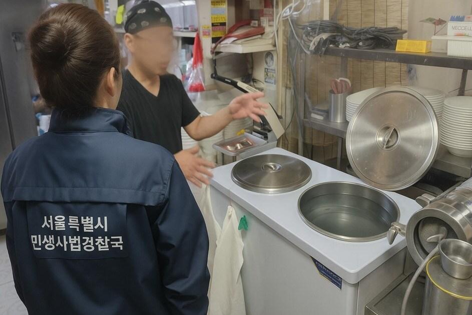 본문 이미지 - 일반음식점 내 콩물 냉장 보관 상태 확인 모습&#40;서울시 제공&#41;