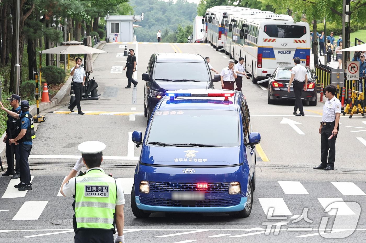 지난 7월 18일 오후 서울 서초구 서울중앙지방법원에서 구속적부심사 심문을 마친 윤석열 전 대통령이 탑승한 호송차량이 서울구치소로 향하고 있다./뉴스1 ⓒ News1 민경석 기자
