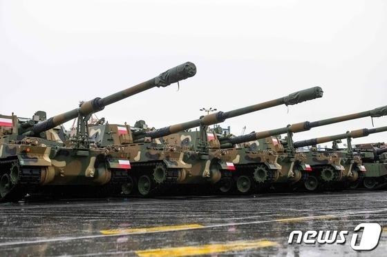 본문 이미지 - 폴란드 그디니아의 해군기지에 도착한 '한국산 명품무기' K-2 전차와 K-9 자주포의 첫 수출 물량이 도열되어 있다. ⓒ AFP=뉴스1 ⓒ News1 우동명 기자