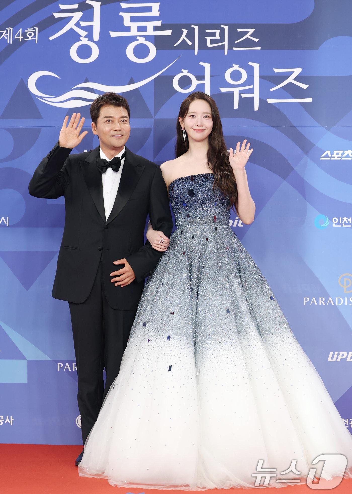 본문 이미지 - MC 전현무와 임윤아(오른쪽)가 18일 인천 중구 파라다이스시티에서 열린 ‘제4회 청룡시리즈어워즈’ 레드카펫 행사에 참석해 포즈를 취하고 있다. 2025.7.18/뉴스1 ⓒ News1 권현진 기자