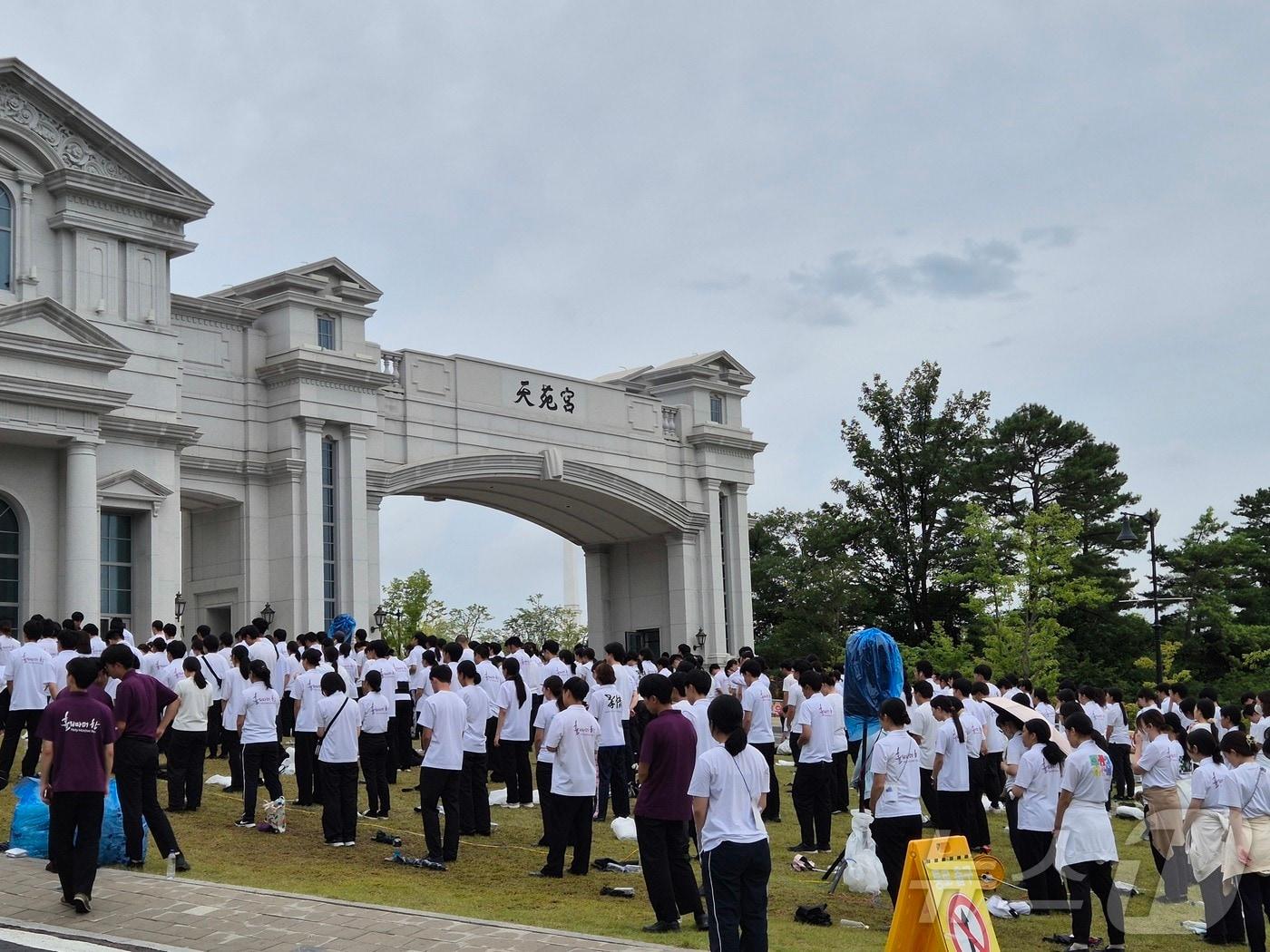 본문 이미지 - 김건희 특검팀이 18일 건진법사 청탁 의혹 관련 경기 가평군 설악면 소재 통일교 본부를 압수수색한 가운데 신도들이 본부 입구에서 예배를 하고 있다./뉴스1 ⓒ News1 양희문 기자