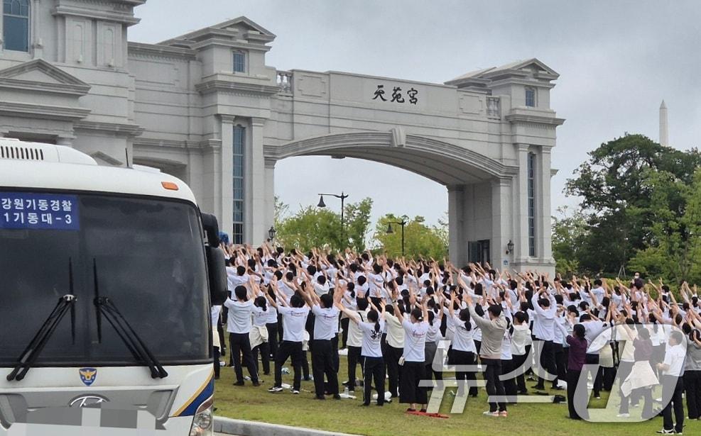 본문 이미지 - 김건희 특검팀이 18일 건진법사 청탁 의혹 관련 경기 가평군 설악면 소재 통일교 본부를 압수수색한 가운데 신도들이 본부 입구에서 예배를 하고 있다. 2025.7.18/뉴스1 ⓒ News1 양희문 기자
