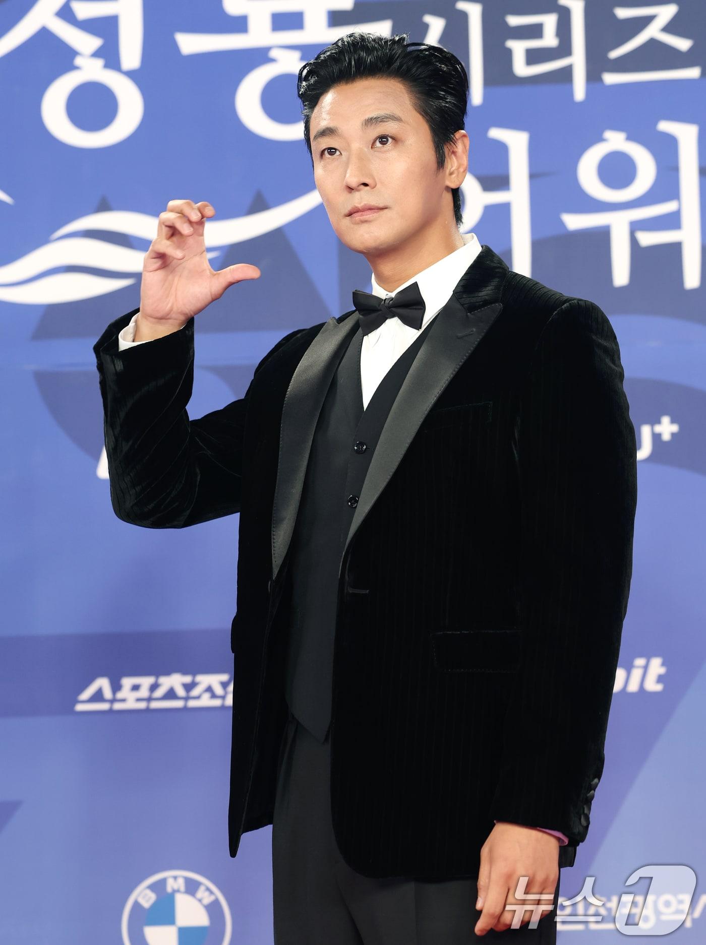 본문 이미지 - 배우 주지훈이 18일 인천 중구 파라다이스시티에서 열린 ‘제4회 청룡시리즈어워즈’ 레드카펫 행사에 참석해 포즈를 취하고 있다. 2025.7.18/뉴스1 ⓒ News1 권현진 기자