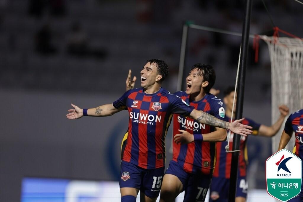 본문 이미지 - 수원FC의 신입생 안드리고와 김경민. (한국프로축구연맹 제공)