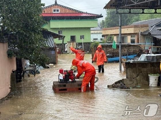 본문 이미지 - 17일 오후 경남 밀양시 무안면에서 집중호우로 인해 침수된 주택에 출동한 소방대원들이 배수작업을 하고 있다. (소방청 제공. 재판매 및 DB 금지) 2025.7.17/뉴스1