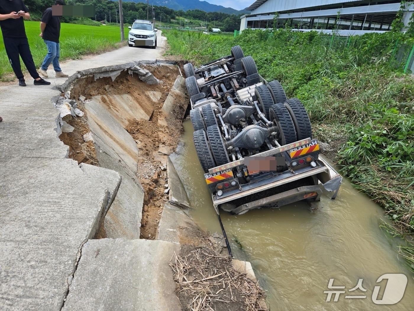 본문 이미지 - 18일 전북 남원시 주생면의 한 농로에서 수해복구에 투입됐던 25톤 덤프트럭이 전도돼 있다.(독자 제공. 재판매 및 DB금지)/뉴스1 