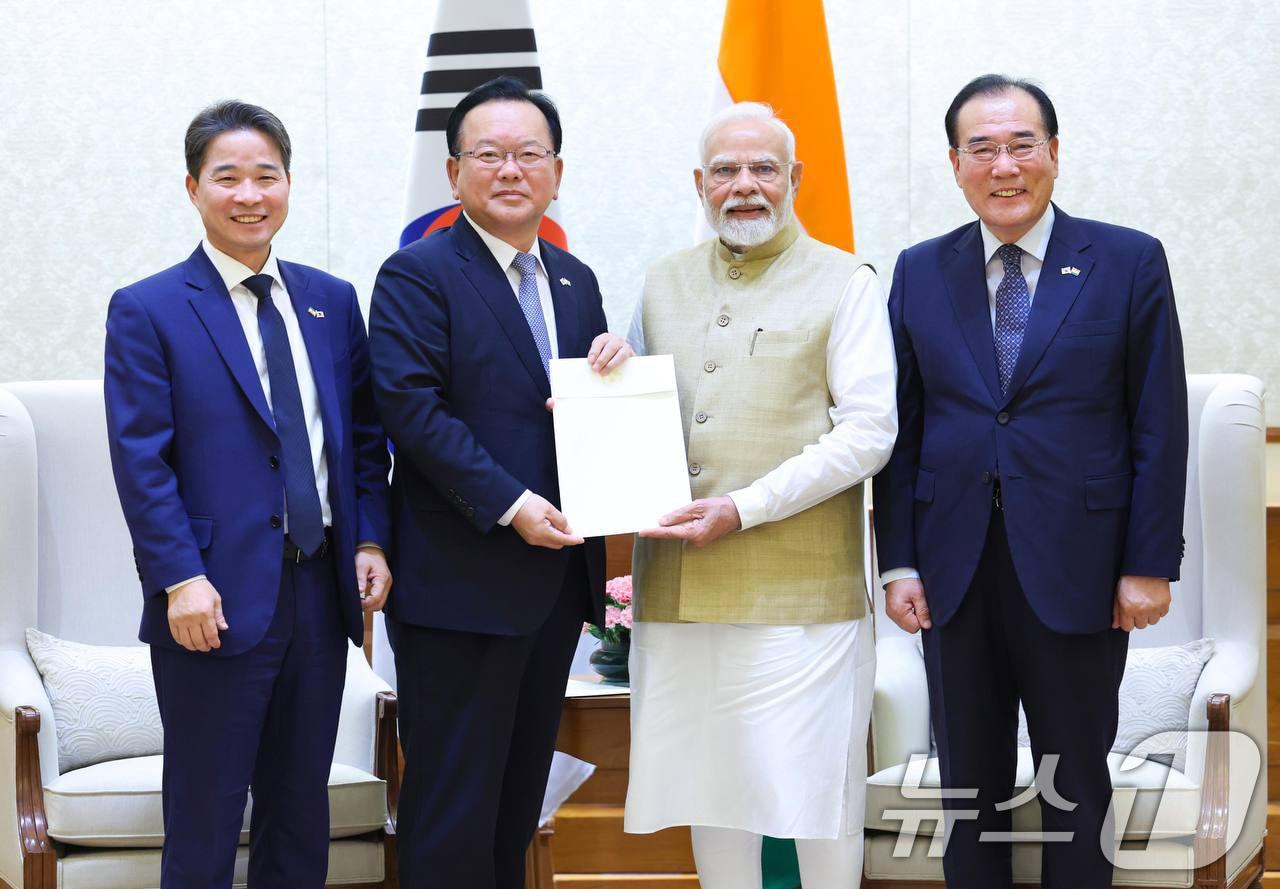 본문 이미지 - 김부겸 전 국무총리를 단장으로 하는 대통령 인도 특사단이 지난 7월 인도 뉴델리에서 나렌드라 모디 인도 총리를 만나 이재명 대통령의 친서를 전달하고 있다. &#40;외교부 제공. 재판매 및 DB 금지&#41; &#40;사진은 기사 내용과 무관함&#41; 2025.7.18/뉴스1