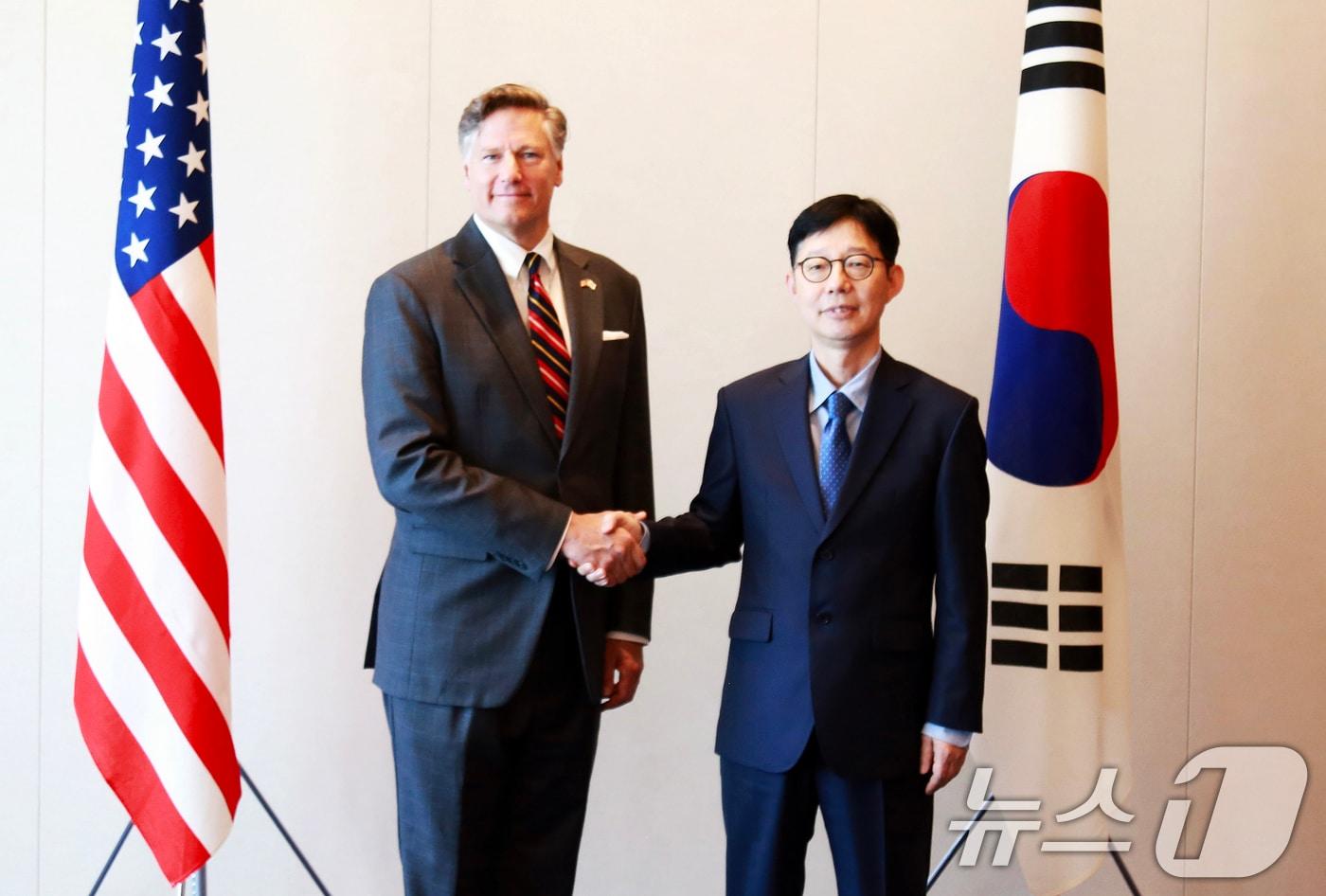 박윤주 외교부 제1차관이 지난 7월 18일 일본 도쿄에서 크리스토퍼 랜다우&#40;Christopher Landau&#41; 미국 국무부 부장관과 취임 후 첫 한미 외교차관 회담을 갖고 기념촬영을 하고 있다. &#40;외교부 제공. 재판매 및 DB 금지&#41;/뉴스1