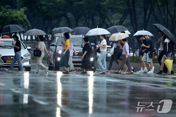 본문 이미지 - 대전지방기상청은 19일 오전 3시 30분을 기해 충남 보령서천 지역에 호우특보가 발효됐다. /뉴스1 ⓒ News1 공정식 기자