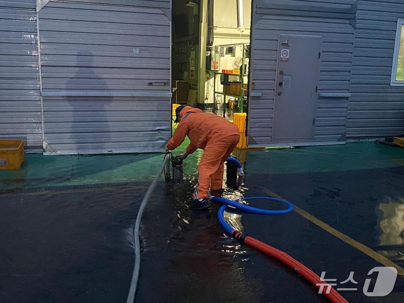 본문 이미지 - 19일 오전 4시42분쯤 경남 함안군 함안면 한 공장에서 소방 구급대원이 배수작업을 하고 있다.(경남소방본부 제공. 재판매 및 DB금지)