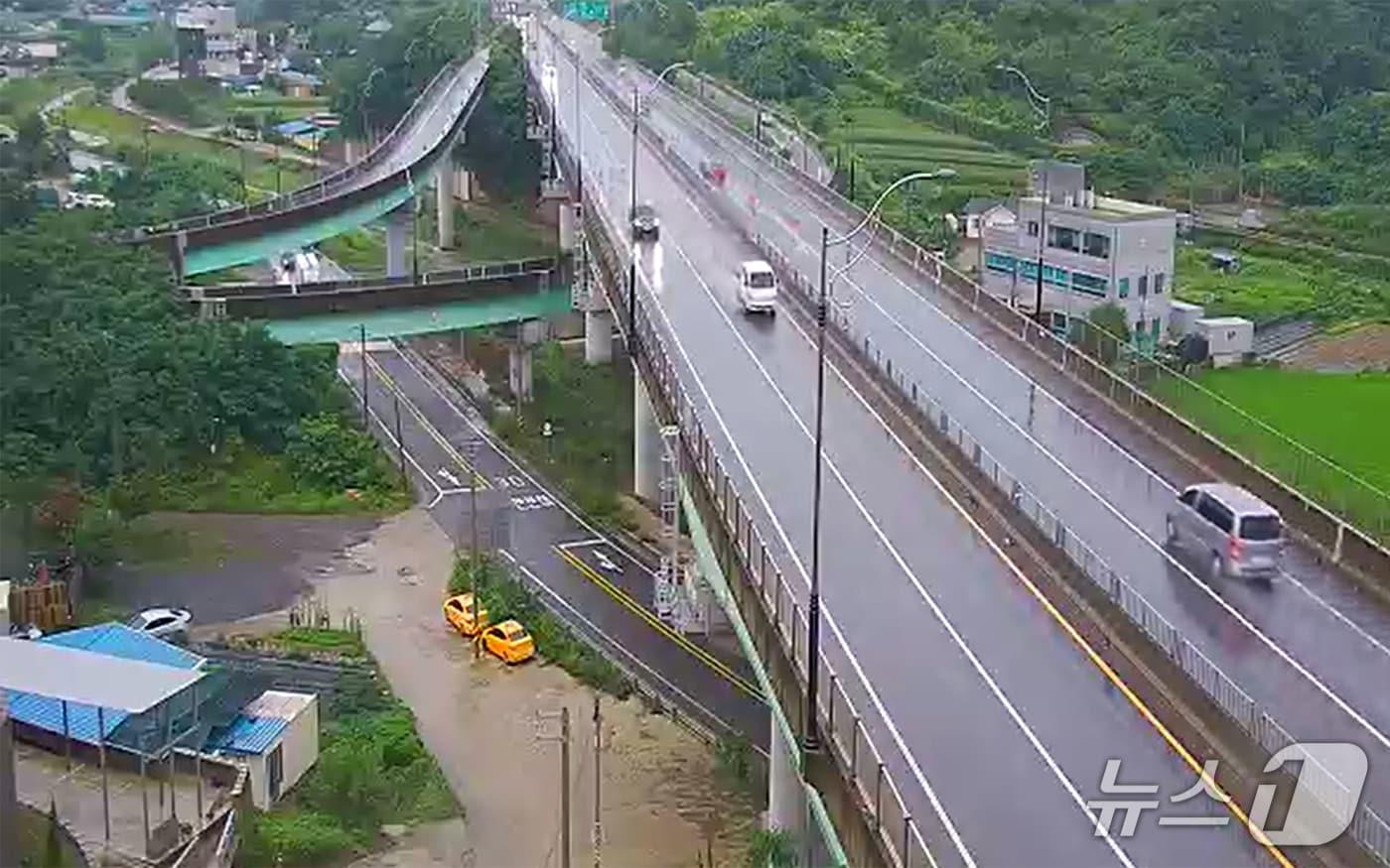 19일 경북 포항시가 호우 주의보 발령에 따라 산사태 위험지역 주민 90가구(120명)에 선제적 대피 명령을 발령했다. 산사태 위험 선제적 주민 대피 명령이 발령된 북구 용흥동 주변 모습. (포항시교통CCTV 갈무리) 2025.7.19/뉴스1  