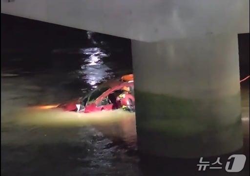 본문 이미지 - 19일 오후 11시 20분쯤 하동군 고전면 고남교 인근 하천에 빠진 차량에서 소방대원이 운전자를 구조하고 있다.(경남소방본부 제공. 재판매 및 DB금지)