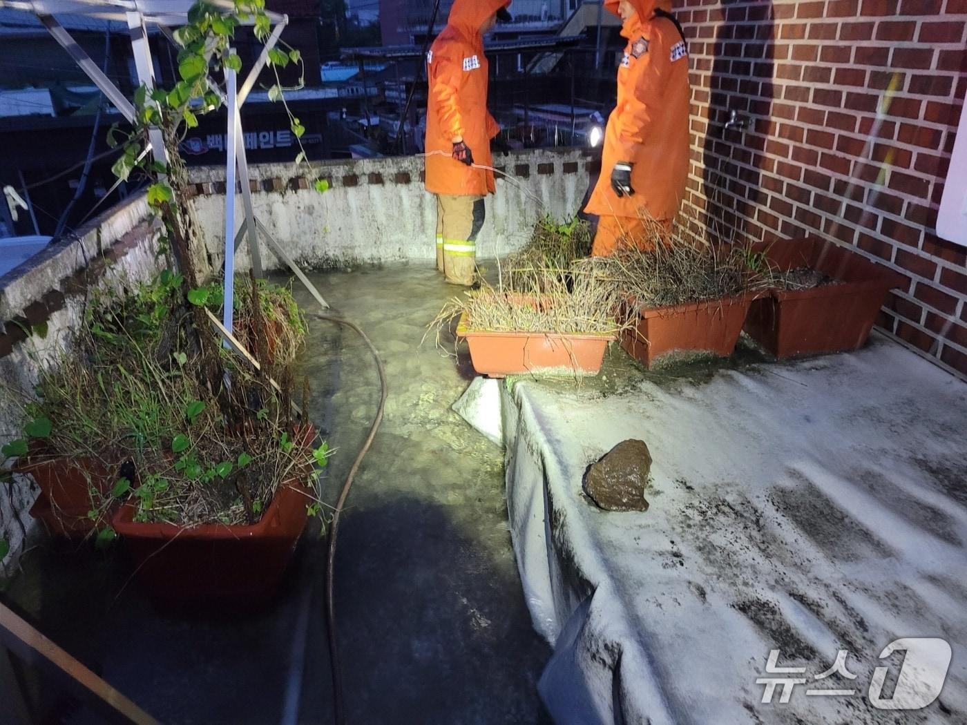 본문 이미지 - 19일 오전 4시29분쯤 경남 함안군 가야읍 한 주택이 침수돼 소방대원들이 배수작업을 하고 있다.(경남소방본부 제공. 재판매 및 DB금지)