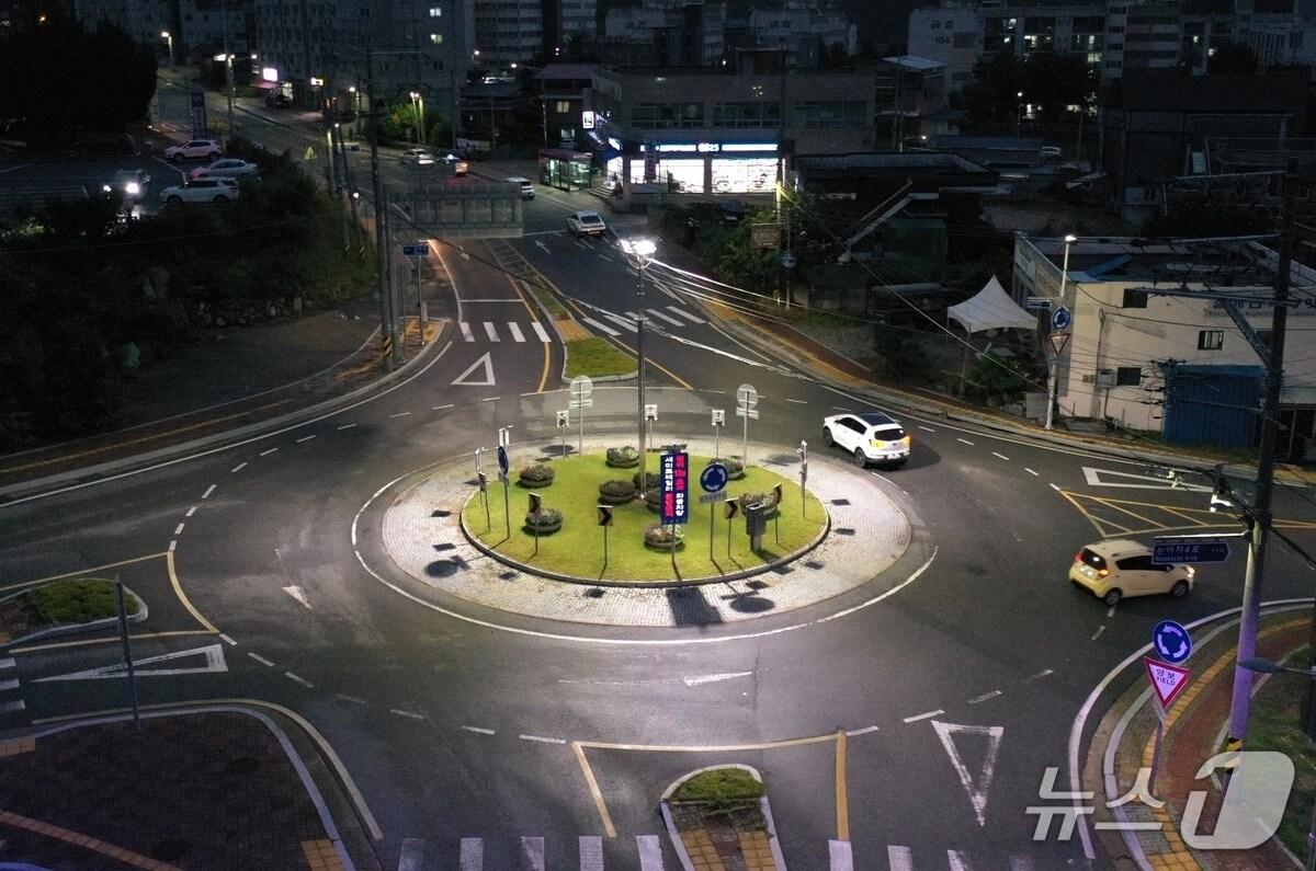 본문 이미지 - 가로등 정비한 영동군 영동읍 중앙사거리 회전교차로 일대 모습(영동군 제공, 재판매 및 DB금지) /뉴스1