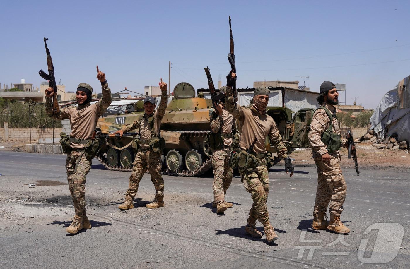 16일&#40;현지시간&#41; 시리아 남부 스웨이다주에 배치된 시리아군 병사들의 모습. 2025.07.16 ⓒ 로이터=뉴스1 ⓒ News1 김지완 기자