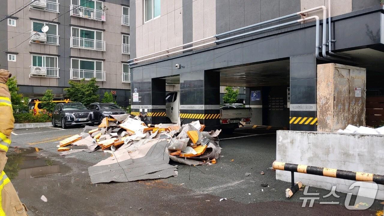 본문 이미지 - 19일 오전 6시41분쯤 강서구 대저동 한 빌라 외벽 외장재가 떨어졌다는 신고가 소방에 접수됐다. 사진은 사고 현장모습(부산소방재난본부 제공. 재판매 및 DB금지)