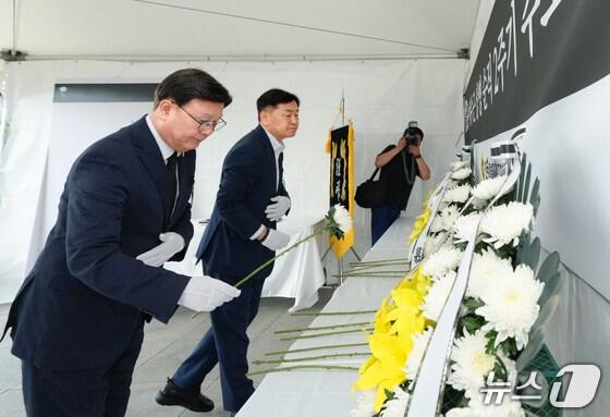 본문 이미지 - 18일 문승우 전북도의장(왼쪽)과 김관영 도지사가 채 해병 2주기를 맞아 전북도의회 앞에 마련된 분양소에서 헌화를 하고 있다.(전북도의회 제공. 재판매 및 DB금지)뉴스1