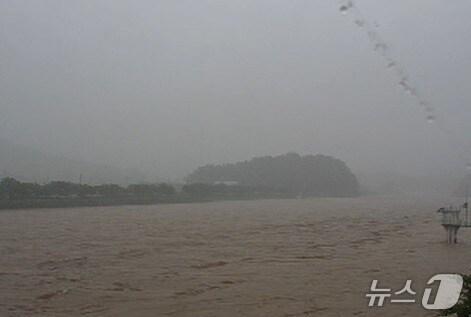 본문 이미지 - 19일 오전 10시 10분쯤 홍수경보가 발령된 낙동강 함양군 유림면 화촌리 지점 모습(낙동강홍수통제소 홈페이지 캡처. 재판매 및 DB금지)
