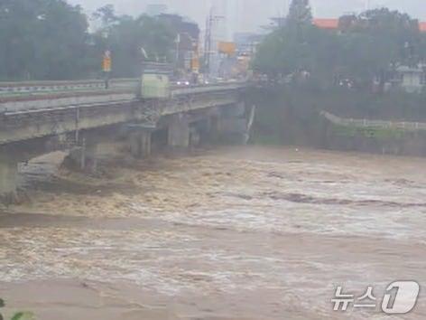 본문 이미지 - 19일 오전 11시10분쯤 남강 산청군 산청읍 경호교 지점 모습(낙동강홍수통제소 홈페이지 캡처. 재판매 및 DB금지)