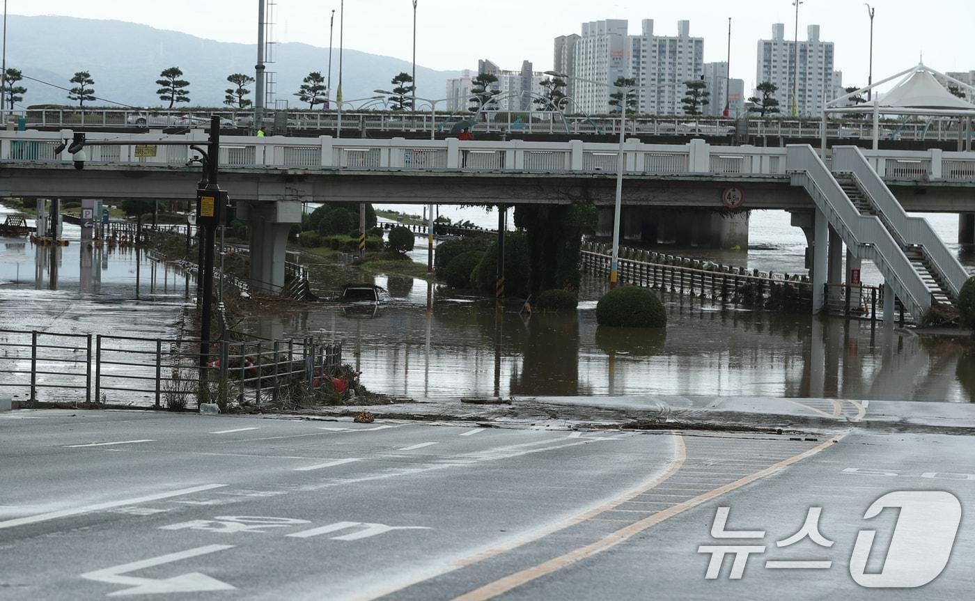 19일 내린 폭우로 울산시 중구 울산교 하부 도로가 물에 잠겨 통제되고 있다. 2025.7.19/뉴스1 ⓒ News1 조민주 기자