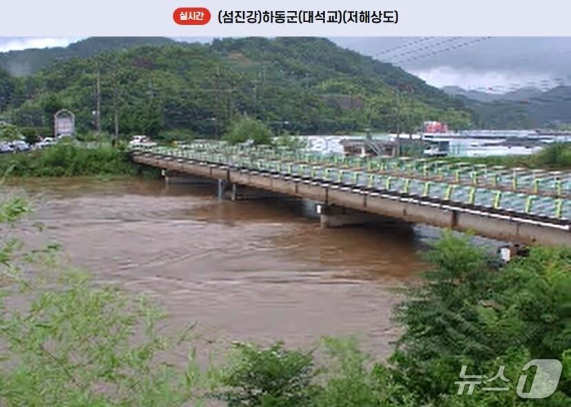 본문 이미지 - 19일 오전 11시30분쯤 섬진강 하동군 적량면 고절리 대석교 지점 모습(영산강홍수통제소 홈페이지 캡쳐. 재판매 및 DB금지)
