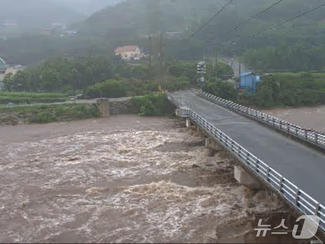 본문 이미지 - 19일 오전 11시40분쯤 섬진강 하동군 화개면 탑리 가탄교 지점 모습.(영산강홍수통제소 홈페이지 캡쳐. 재판매 및 DB금지)