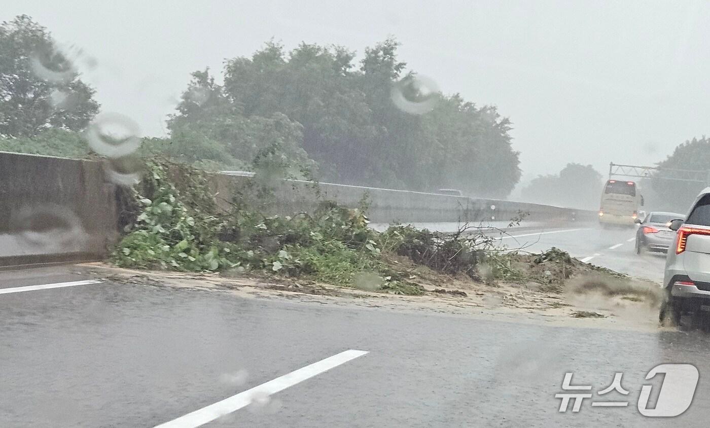 산청군 생초IC~산청IC 통영방향 구간 고속도로에 밀려온 토사(독자 제공. 재판매 및 DB금지). 2025.7.19