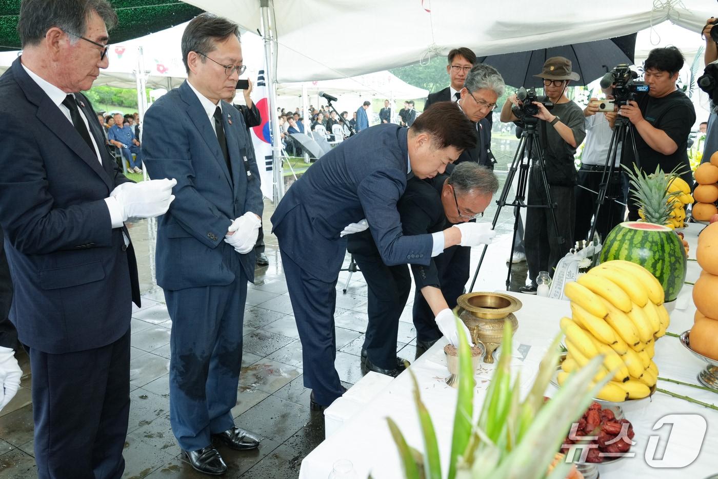 제24회 제주4·3 행방불명희생자 진혼제가 19일 제주4·3평화공원 행방불명인표석 위령제단에서 봉행되고 있다.(제주도 제공. 재판매 및 DB 금지)