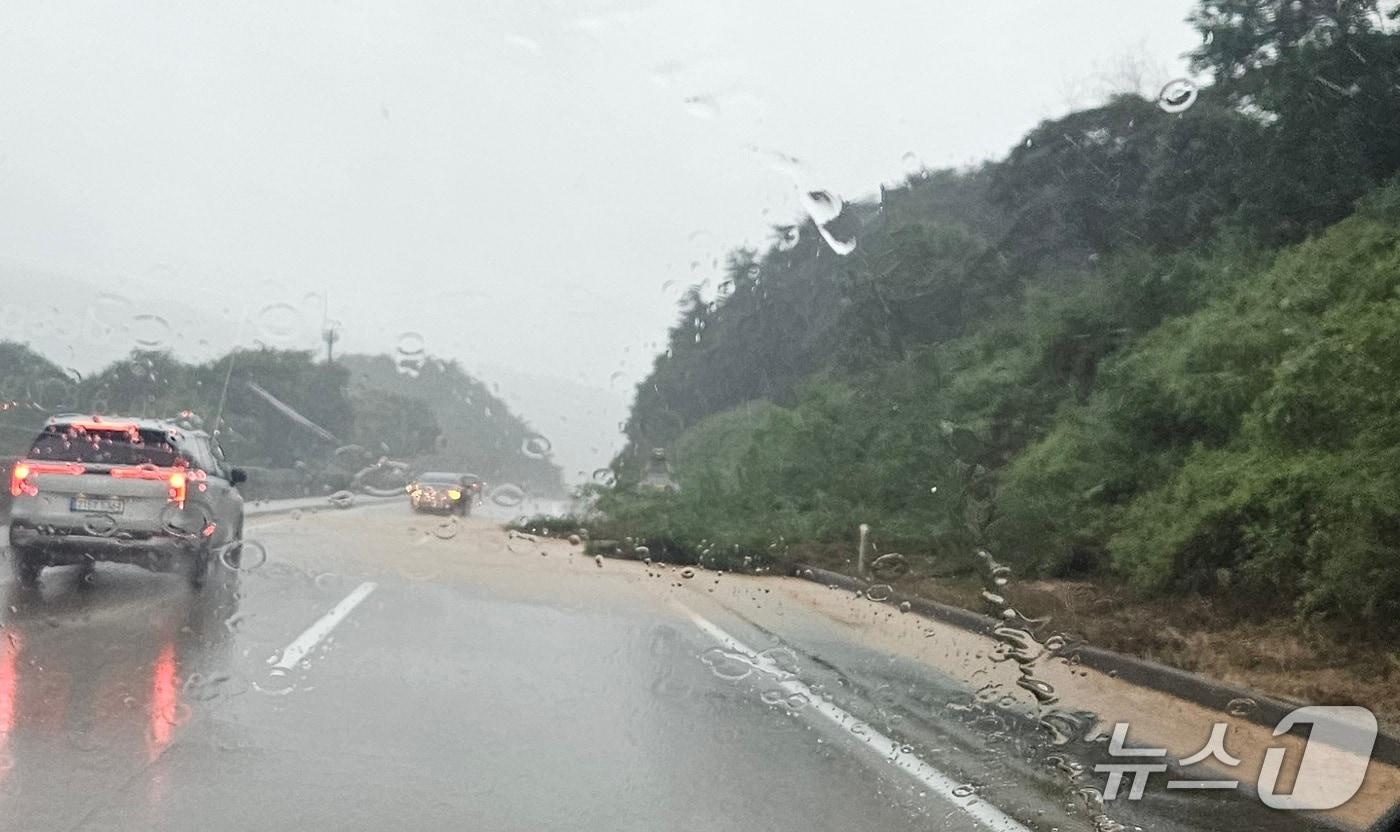 산청군 생초IC~산청IC 통영방향 구간 고속도로에 밀려온 토사(독자 제공. 재판매 및 DB금지). 2025.7.19