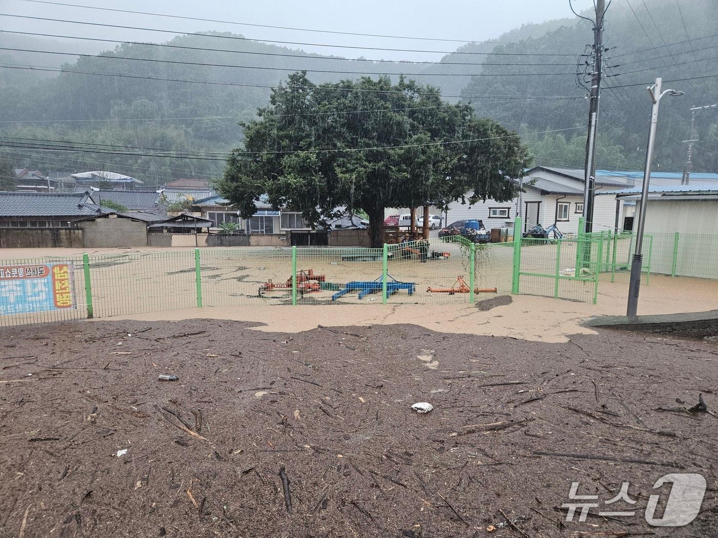 본문 이미지 - 19일 내린 집중 호우로 합천군 대양면 대목마을이 침수되고 있다(합천군 제공. 재판매 및 DB금지). 2025.7.19