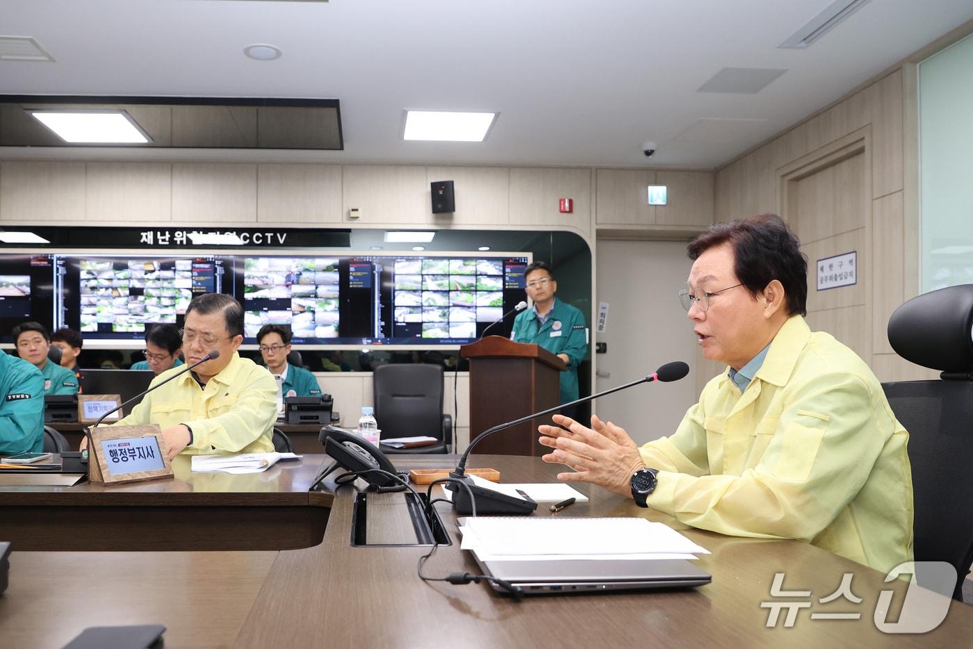 박완수 경남지사가 19일 오전 도청에서 재난안전대책본부 긴급회의를 주재하고 있다.(경남도 제공. 재판매 및 DB금지)