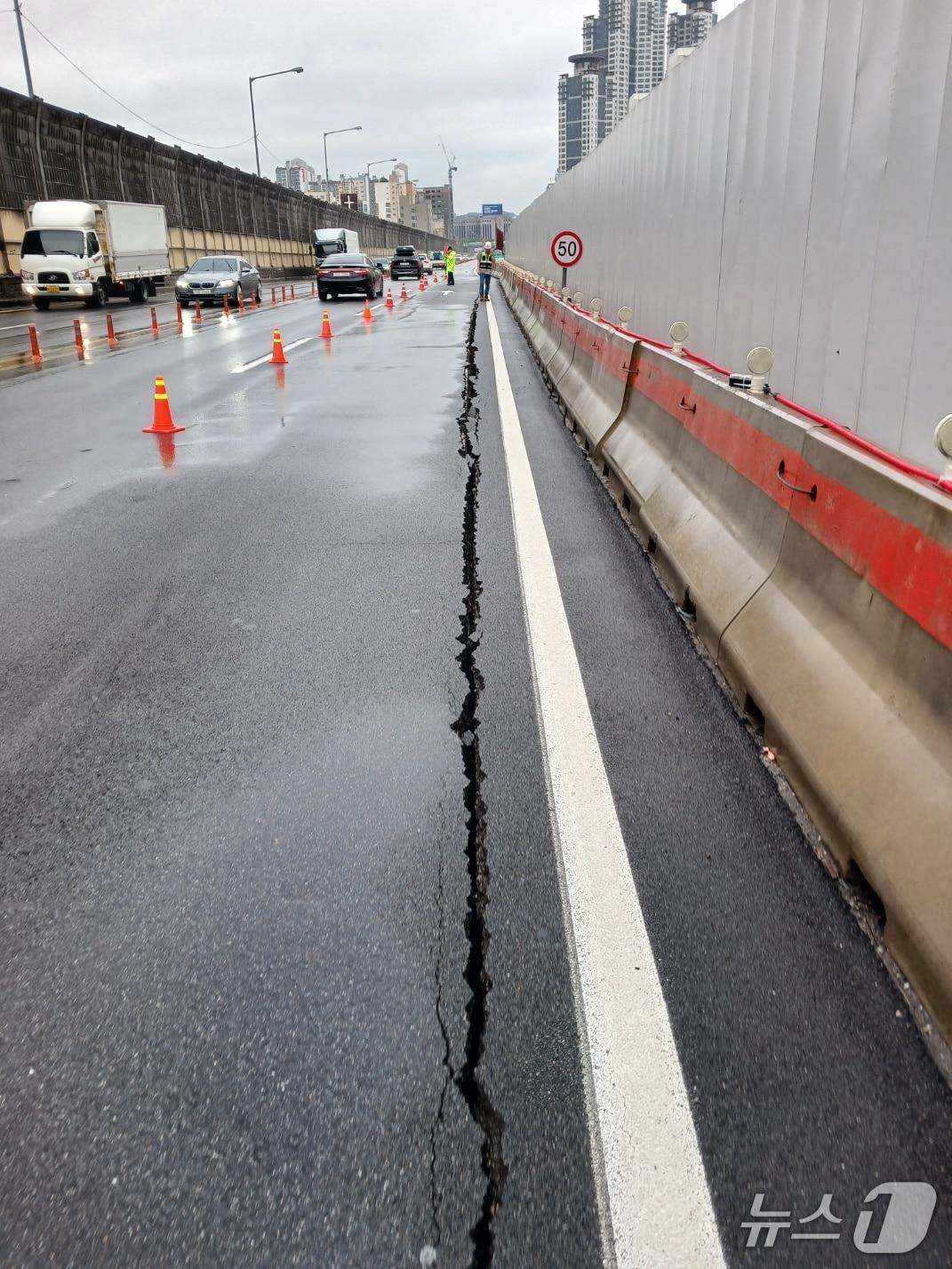 본문 이미지 - 19일 인천소방본부에 따르면 이날 오전 8시30분쯤 인천대로 인천방향 2차로 우측부에서 약 30m 수직균열이 발생했다.(인천소방본부 제공. 재배포 및 DB금지)2025.7.19/뉴스1