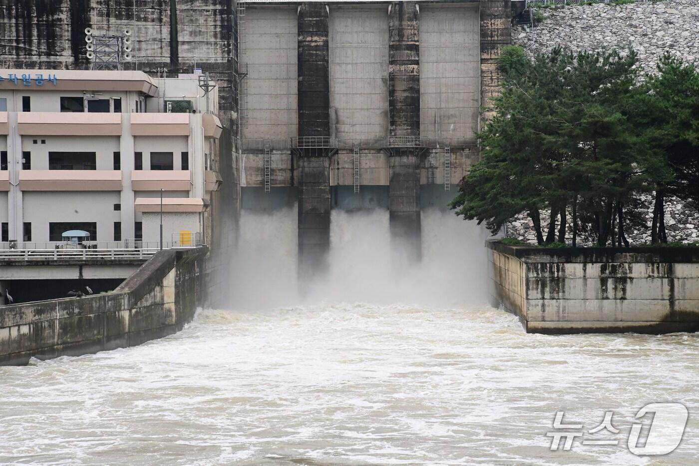 진주 남강댐 본류 수문. 뉴스1/한송학기자