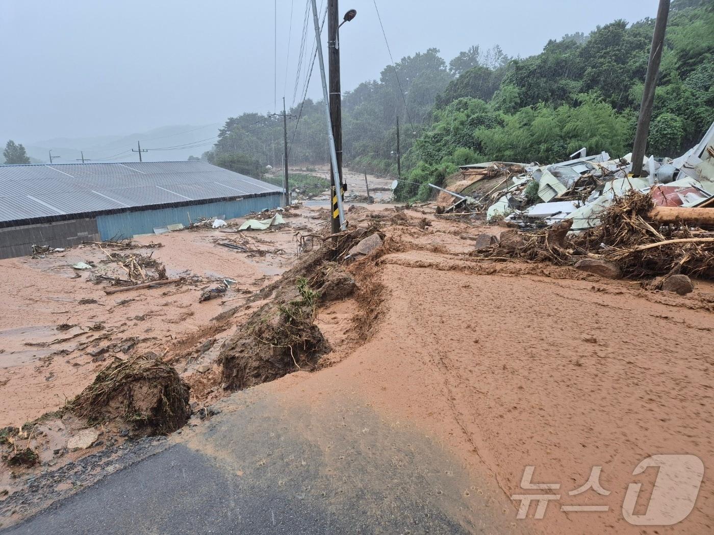 본문 이미지 - 19일 경남 산청군 산청읍 한 도로 위로 토사와 잔해들이 쏟아지고 있다.(경남소방본부 제공. 재판매 및 DB금지) 2025.7.19/뉴스1 ⓒ News1 강미영 기자