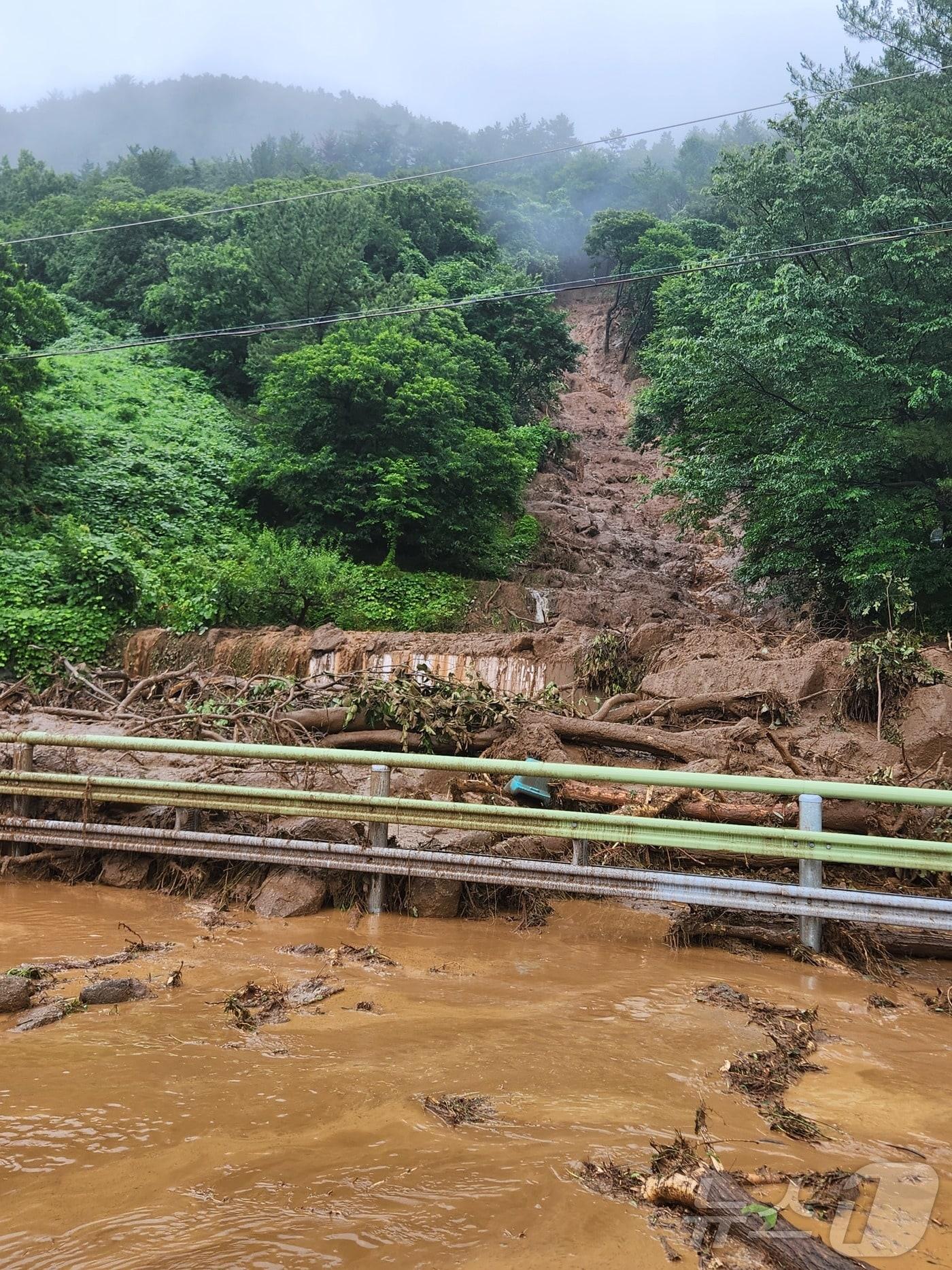 본문 이미지 - 19일 경남 하동군 악양면에서 토사가 유실돼 흙탕물이 흘러내리고 있다.(하동군 제공. 재판매 및 DB금지)