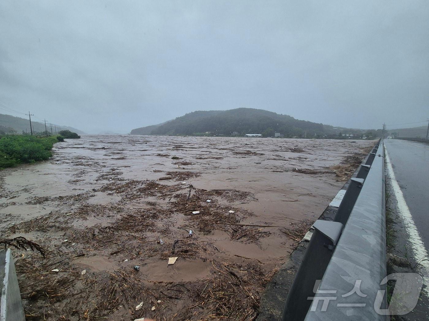 본문 이미지 - 19일 경남 하동 덕천강의 수위가 높아져 있다.(하동군 제공. 재판매 및 DB금지) 