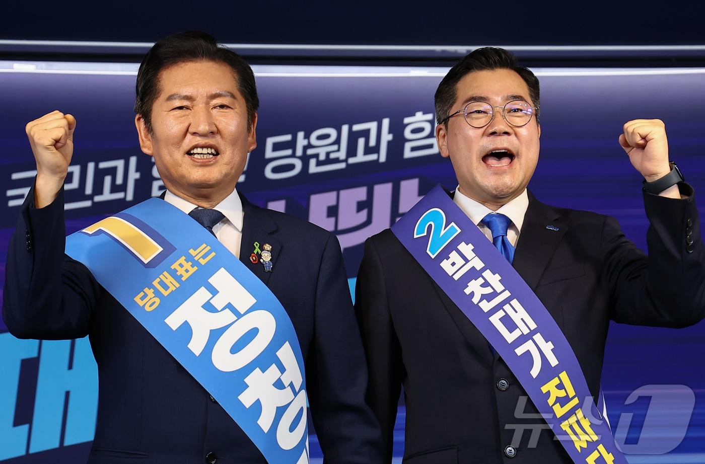 정청래 후보와 박찬대 후보가 19일 서울 여의도 더불어민주당 중앙당사에서 열린 '당대표 및 최고위원 선출을 위한 충청권 합동연설회'에서 기념촬영을 하고 있다. 2025.7.19/뉴스1 ⓒ News1 김도우 기자