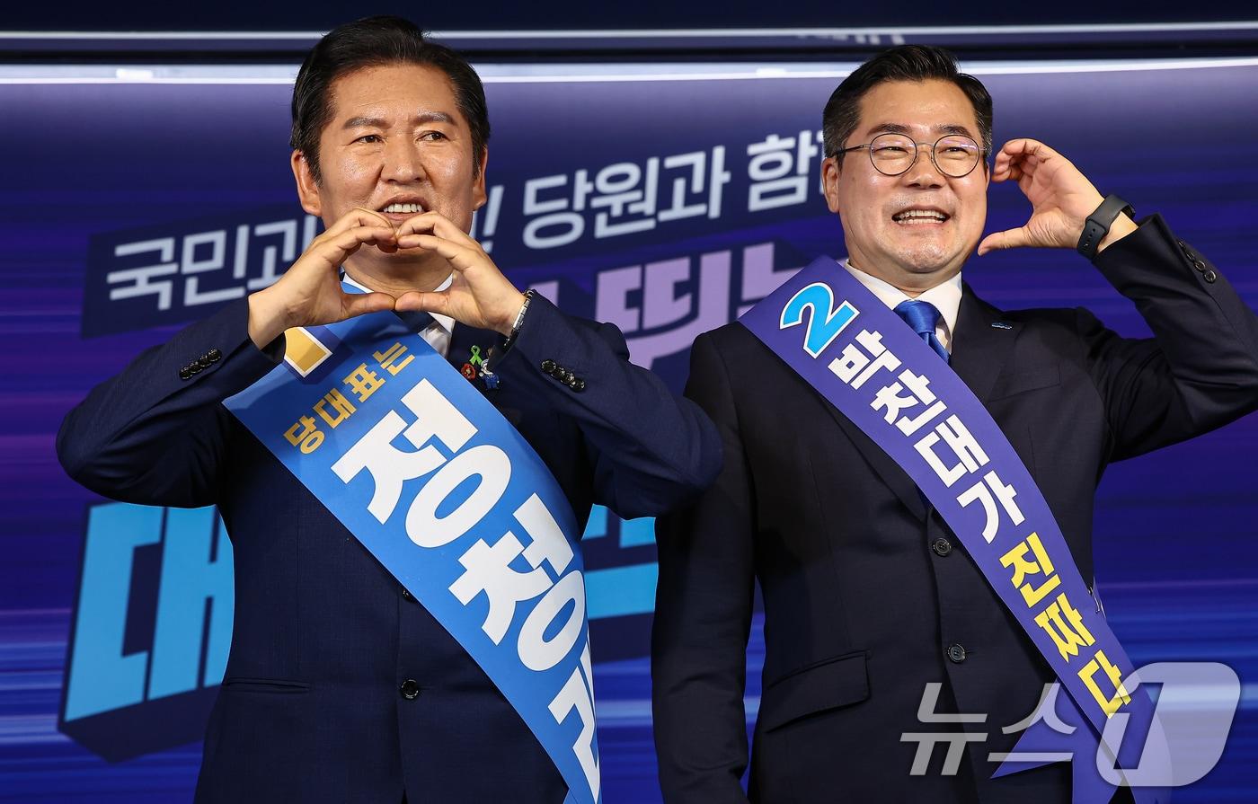 정청래 후보와 박찬대 후보가 지난 19일 서울 여의도 더불어민주당 중앙당사에서 열린 &#39;당대표 및 최고위원 선출을 위한 충청권 합동연설회&#39;에서 기념촬영을 하고 있다. 2025.7.19/뉴스1 ⓒ News1 김도우 기자