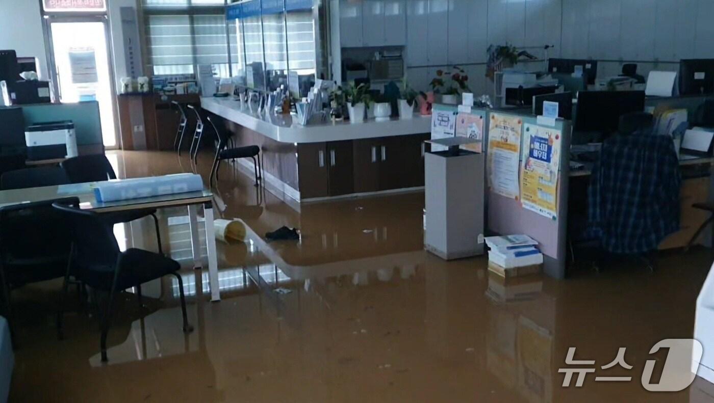 19일 합천군 가회면사무소가 물에 잠겨 직원들이 대피했다(독자 제공. 재판매 및 DB금지). 2025.7.19