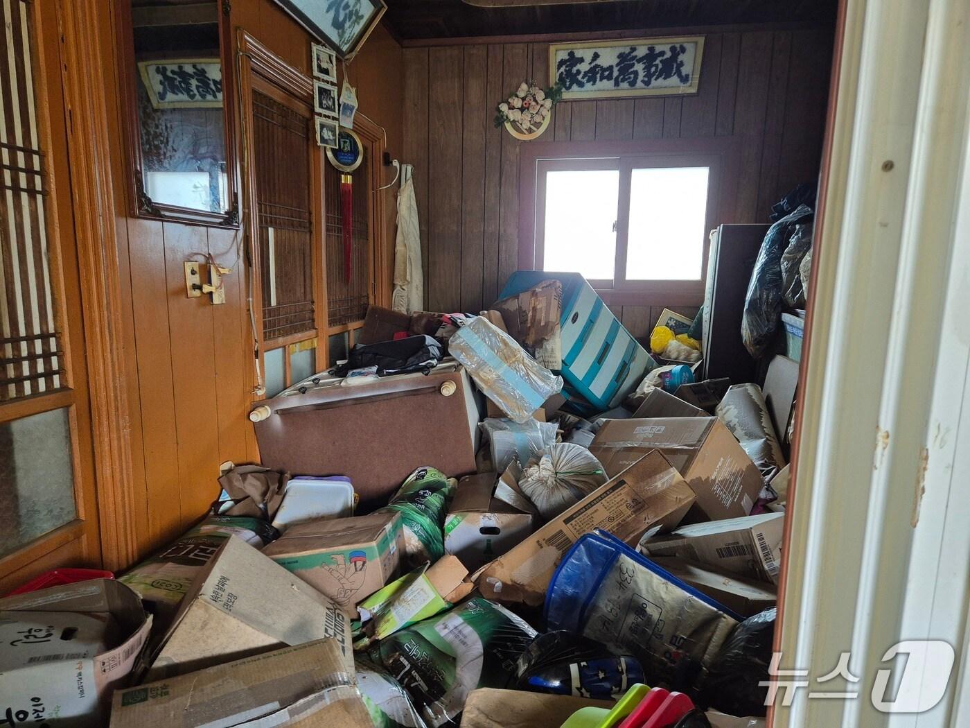 본문 이미지 -   예산 삽교읍 하포2리 침수된 주택의 내부 모습. 2025.7.19/뉴스1 ⓒ News1 최형욱 기자 