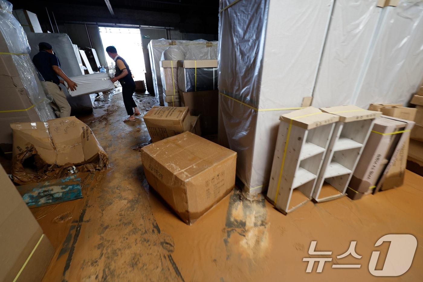 18일 오후 광주 북구 본촌산단내 한 가구물류창고가 집중호우로 인해 밀려든 토사에 잠겨 있다. 2025.7.19/뉴스1 ⓒ News1 김태성 기자