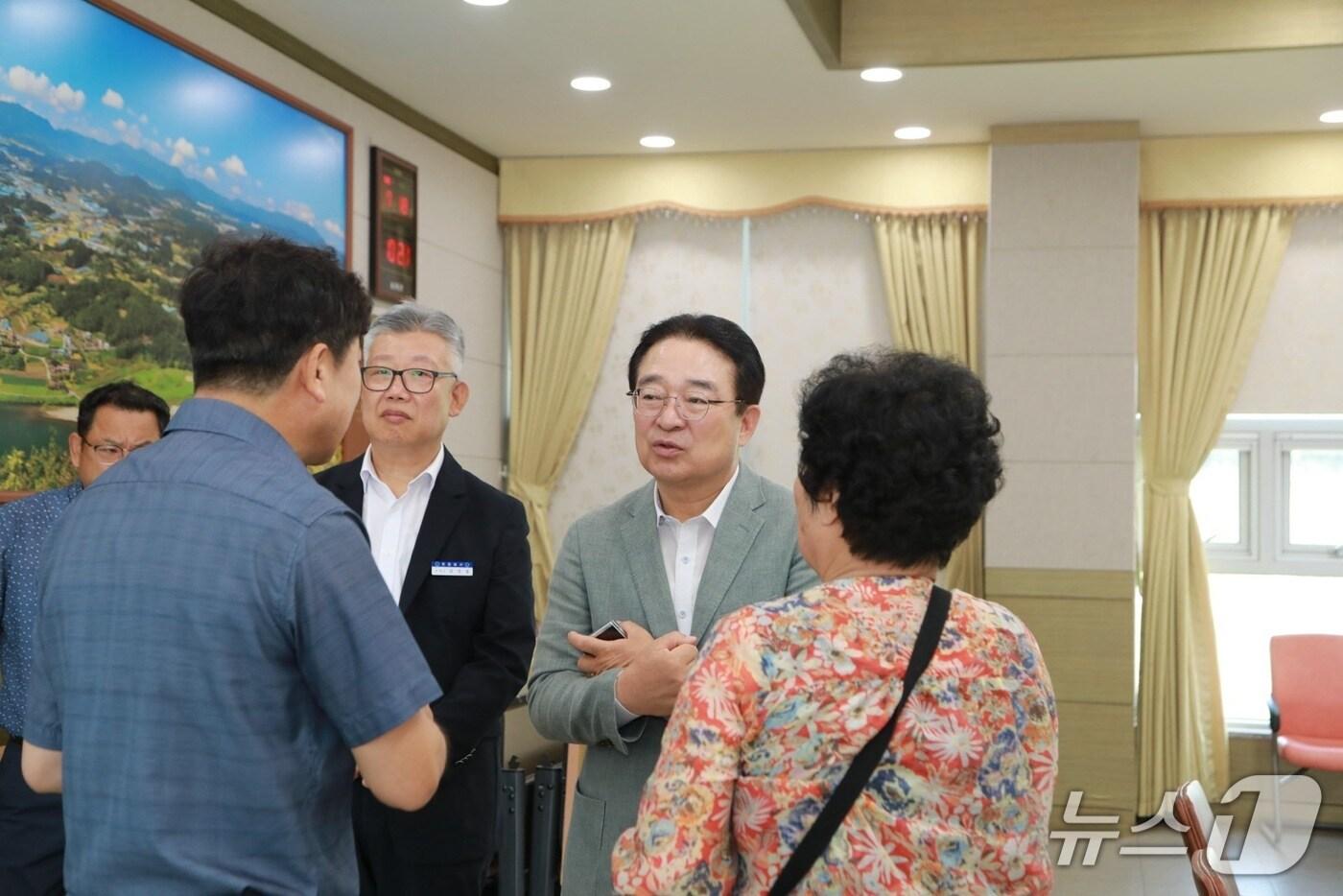 황규철 옥천군수가 통합민원 상담 서비스 제공 현장에서 주민들과 대화를 나누고 있다. (옥천군 제공, 재판매 및 DB금지) /뉴스1
