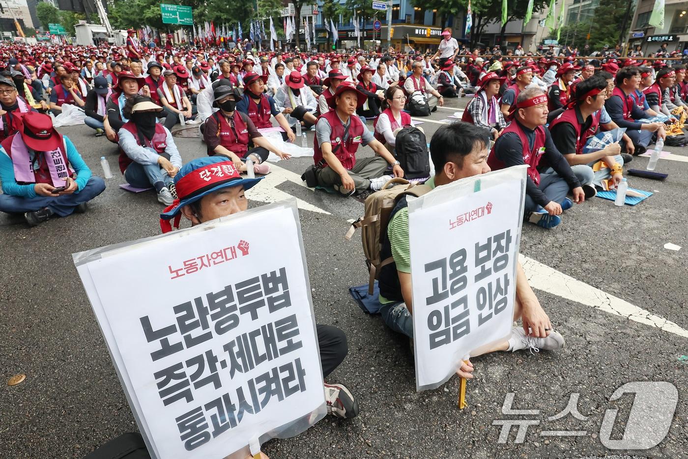전국민주노동조합총연맹&#40;민주노총&#41; 조합원들이 19일 오후 서울 중구 을지로 일대에서 &#39;7·19 민주노총 총파업 총력투쟁 결의대회&#39;를 하고 있다. 2025.7.19/뉴스1 ⓒ News1 민경석 기자